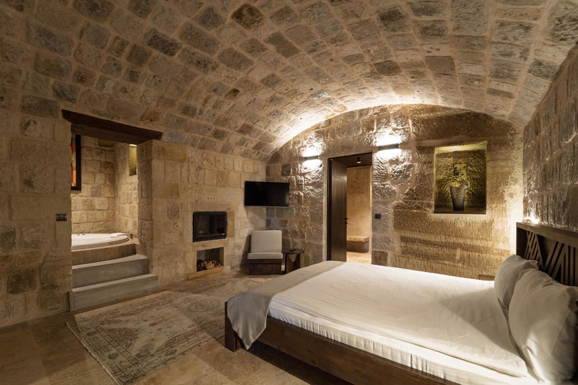 Luvi Cave Hotel *
